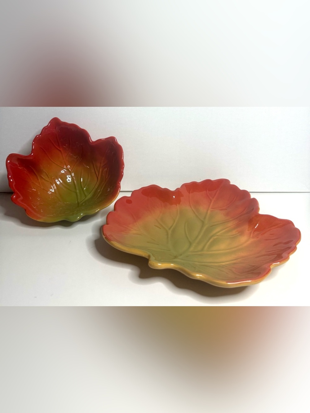 Heritage Collection Leaf-Form Ceramic Serving Set in Red and Green 2 pcs